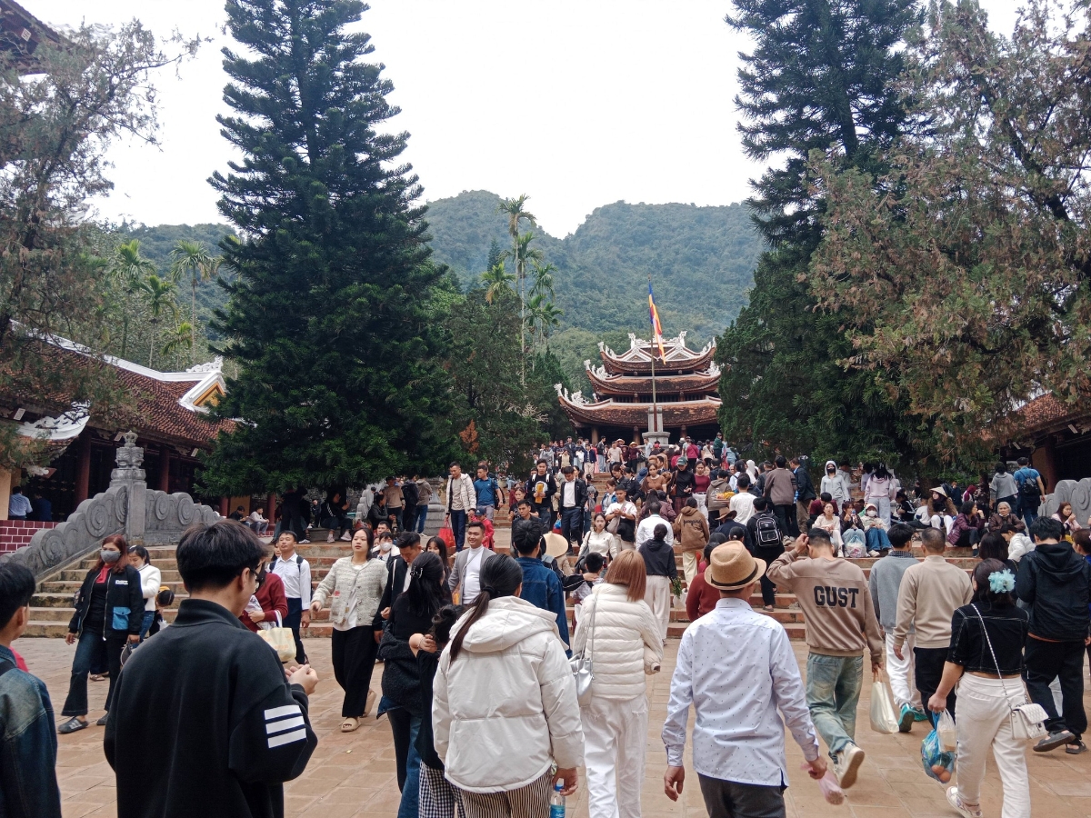 Tại Khu di tích thắng cảnh Chùa Hương, không khí lễ hội xuân đang diễn ra sôi động.